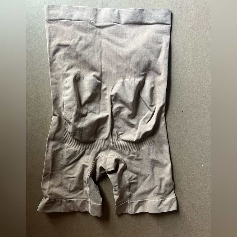 Ingrid & Isabel tan:cream shapewear bike shorts. Spandex. Size s
New